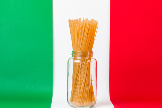 Macarr&atilde;o tipo espaguete em pote de vidro com bandeira da Italia