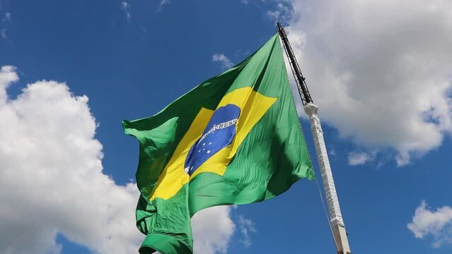 Bandeira do Brasil gigante hasteada em um guincho
