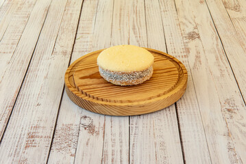 It is a dough made with hazelnuts, almonds, honey, sugar, breadcrumbs, cloves, anise and cinnamon that is placed between sheets of wheat flour wafers