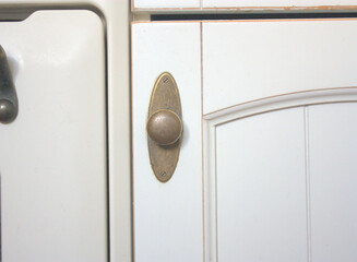 Poignée de porte de cuisine rétro,détail de placard  - 579850081
