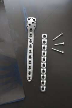 Surgical plates and instruments for osteosynthesis in case of bones  fractures	