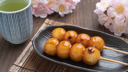 和菓子と緑茶と桜｜みたらし団子