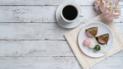 桜と和菓子とコーヒー｜三色団子(花見団子)・桜餅(道明寺)　春の和菓子　イメージ