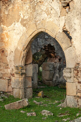 Fototapeta na wymiar Puerta de antigua ermita medieval abandonada.