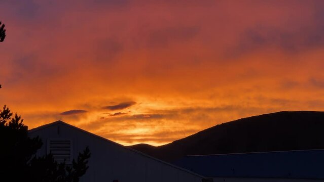 Atardecer en la monta&ntilde;a con vielo rojizo