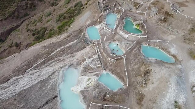 Termas de agua celeste y cristalina en la cordillera