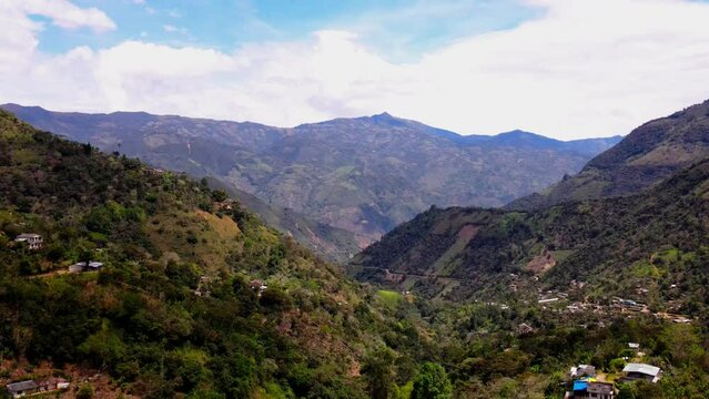 Monta&ntilde;as verdes en la cordillera central de Colombia en Sur Am&eacute;rica en verano