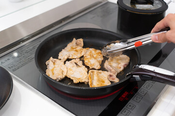 キッチンで生姜焼き作る40代の男性