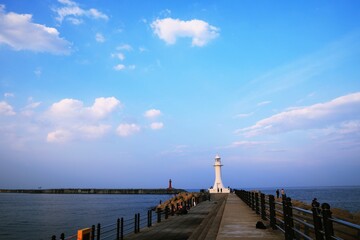 어촌풍경 - 등대와 하늘