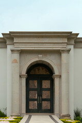 Obraz premium Entrance of house with beautiful arched door