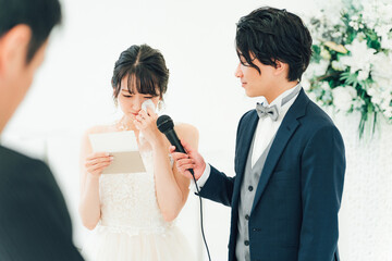 結婚式で両親への手紙を読む新婦・花嫁（父親・花嫁の手紙・泣く）
