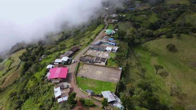 Caserío - villa  en cordillera central de Colombia en el campo