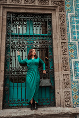 Obraz premium beautiful woman in a city