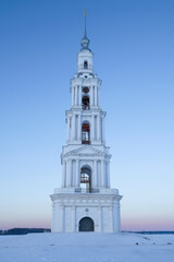 Obraz premium Ancient bell tower of the flooded St. Nicholas Cathedral close-up on a January morning. Kalyazin. Tver region, Russia