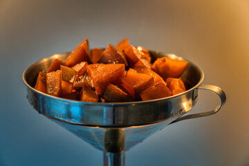 Birnenstücke im Trichter