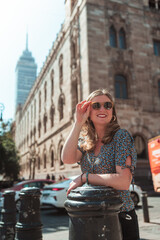 Naklejka premium beautiful girl in the city