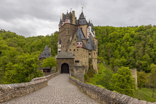 Burg Eltz, über der Mosel zwischen Koblenz und Trier, Rheinland-Pfalz, Deutschland am 15.05.2021
