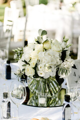 Blumendeko bei Gartenparty bei einer Hochzeit im Garten