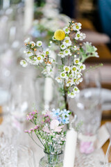 Sommerliche frische Blumendeko aus Wiesenblumen
