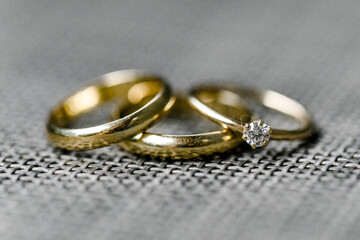 Eheringe und Verlobungsring mit Diamant