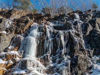 Ice cascade seen near Belvédère Camilien Houde on a winter morning - Landscape shot