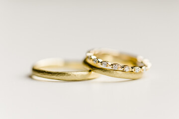 Goldene feine Eheringe in gold 