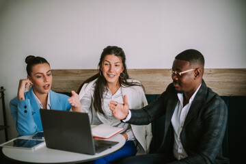 Fototapeta premium Dicussing something on the laptop