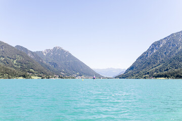 Obraz premium Sicht auf den Achensee in Tirol im Sommer mit türkisem Wasser