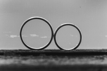 Detail Eheringe stehend 