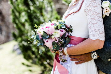 Braut mit Braustrau&szlig; und Dirndl in pink wei&szlig;