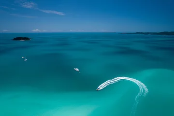 Crédence de cuisine en verre imprimé Whitehaven Beach, île de Whitsundays, Australie Aerial view of a boat at beautiful Whitehaven Beach in the Whitsundays