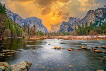 Papier Peint photo Half Dome beautiful view in Yosemite valley with half dome and el capitan from Merced river