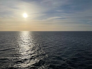 Die Sonne geht vor der südschwedischen Küste auf und scheint auf die Wellen in der Nähe der...