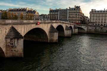 Fototapeta premium Beautiful vibrant sunset over the river Seine in Paris, France