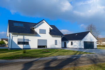 Fototapeta na wymiar Weisses Wohnhaus auf dem Lande