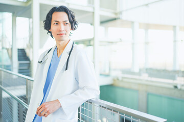 総合病院で働くスクラブ白衣を着た若い男性医師