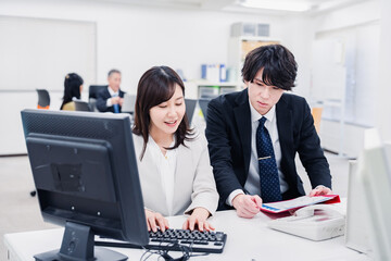 業務の引き継ぎをするビジネスパーソン