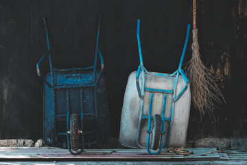 青色と白色の一輪車とほうき © satiru