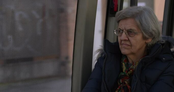 Signora in autobus