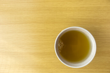 湯呑に入れた緑茶の写真