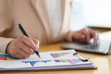 Fototapeta premium Women are sitting and checking business graphs.