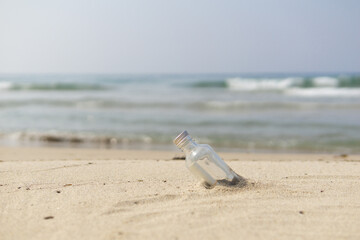 Obraz premium ビーチとボトル