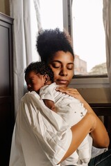 Obraz premium Mother holding a newborn.