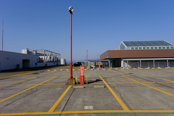 ショッピングセンターの屋外駐車場