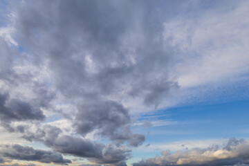 Obraz premium Sky with dramatic clouds. The sun shines through the clouds. The sky for exchange in the photo.