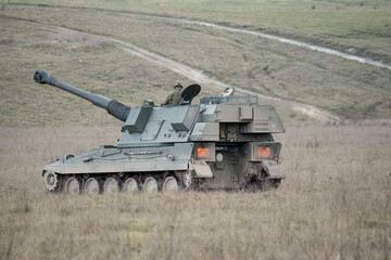 Fototapeta premium British army military AS90 (AS-90 Braveheart Gun Equipment 155mm L131) armoured self-propelled howitzer on a military exercise, Wilts UK