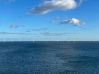 Vor dem Nordhavnen von Kopenhagen stehen diese Windturbinen eines Offshore-Windparks im &Ouml;resund.