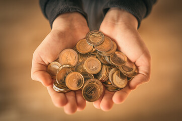 Viele Euromünzen werden in den Händen gehalten