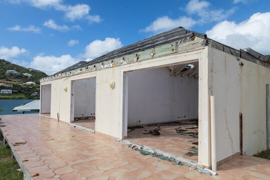 Un puissant typhon qui a d&eacute;vast&eacute; une maison.