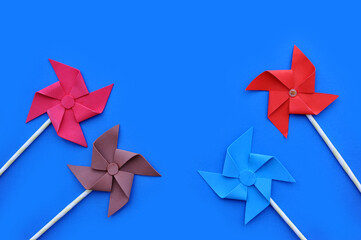 cataventos coloridos de papel 